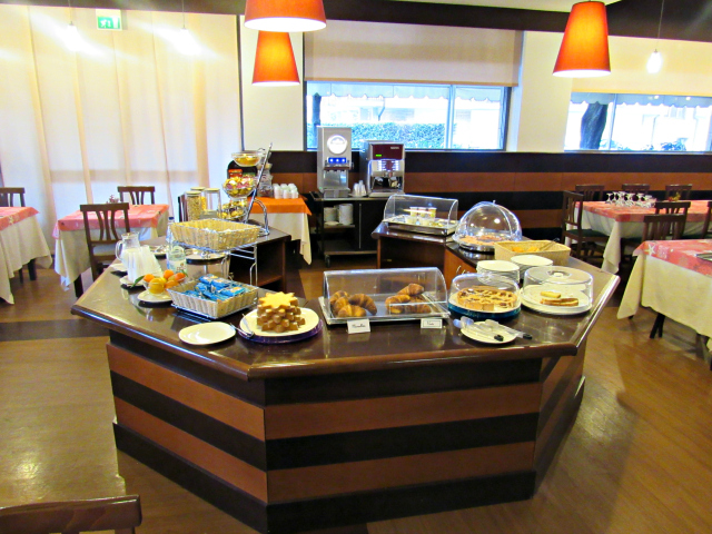 buffet-cafe-da-manhã-hotel-frate-sole-assis-italia