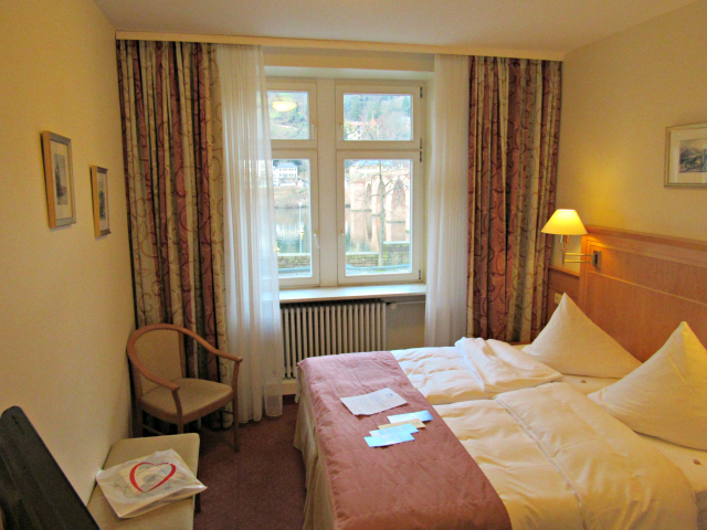 quarto-cama-hotel-hollander-hof-heidelberg-alemanha