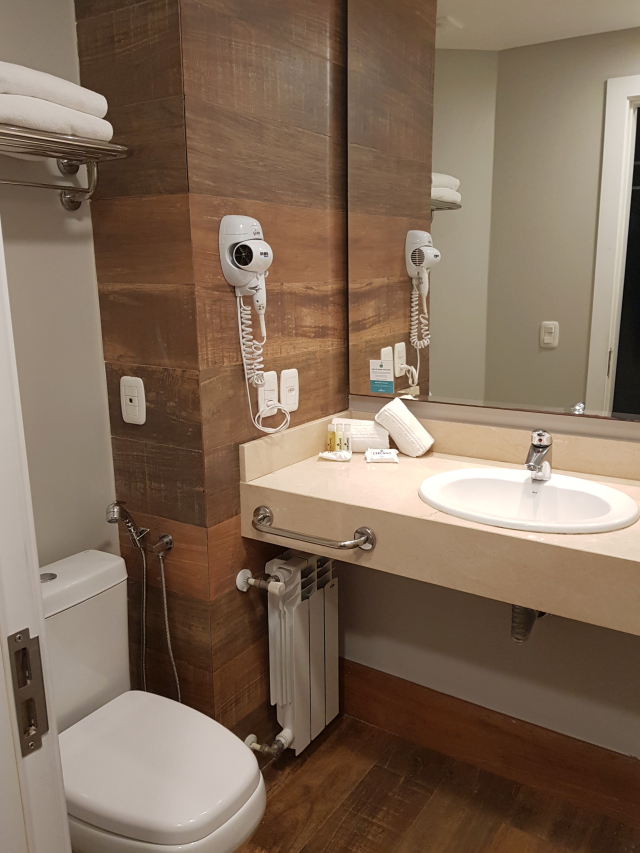 Hotel-Cercano-Gramado-Banheiro