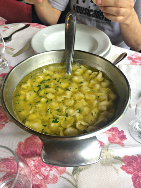 sopa capeletti restaurante fenachamp - O que conhecer em Garibaldi na Serra Gaúcha