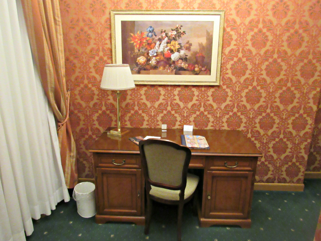 mesa trabalho quarto hotel marcella royal rome italy - Hotel em Roma: Todo o charme do Marcella Royal Hotel