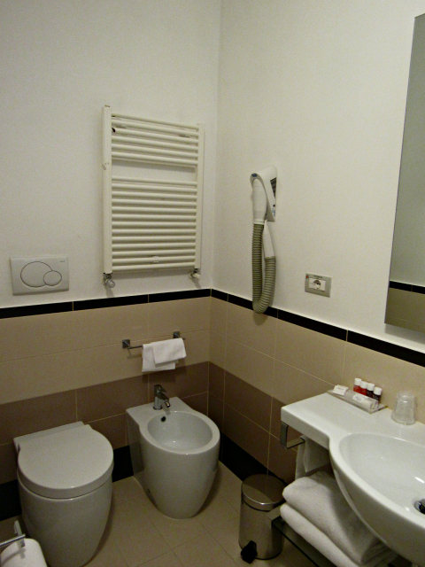 banheiro frate sole assis italia - Dica de hospedagem em Assis: Hotel Frate Sole