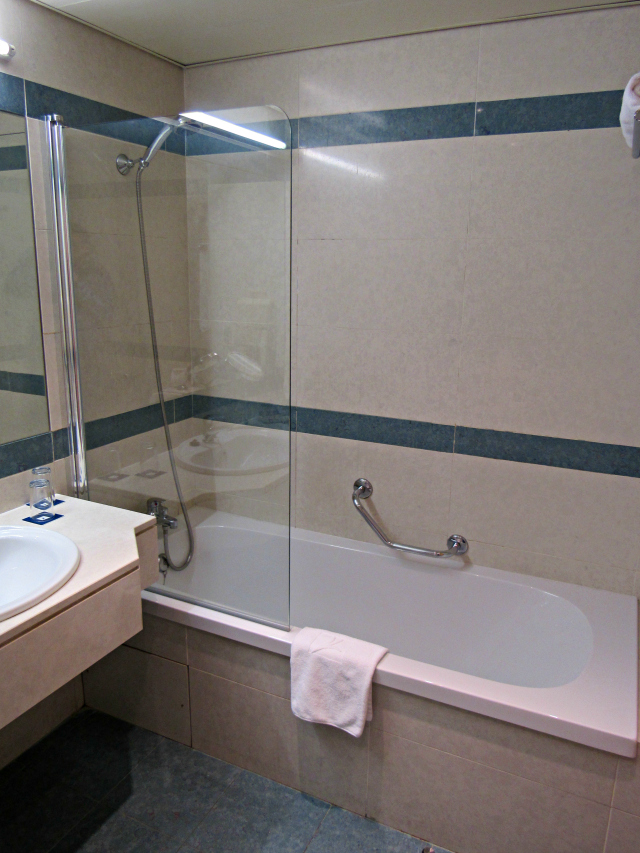 banheiro banheira quarto hotel sana metropolitan lisboa portugal - Hospedagem em Lisboa: SANA Metropolitan Hotel