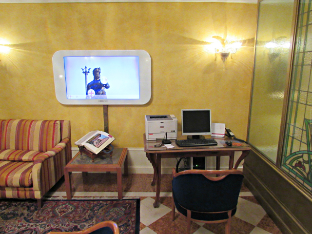 Computador Hotel Orologio Bologna Italia - Onde ficar em Bolonha: Art Hotel Orologio