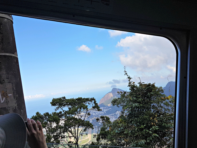 Janela Bondinho Corcovado - Como visitar o Cristo Redentor no Rio de Janeiro