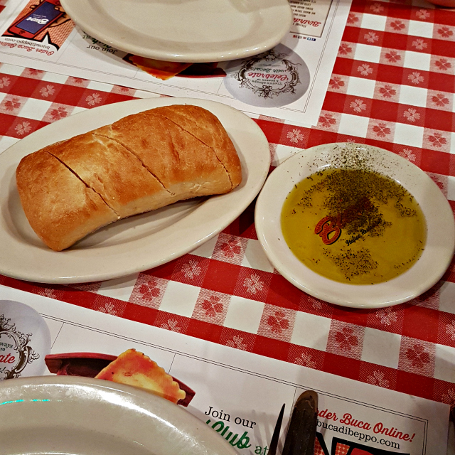 Buca di Beppo Orlando Pão Ervas Aromaticas Cortesia - Buca di Beppo: Restaurante Italiano nos Estados Unidos