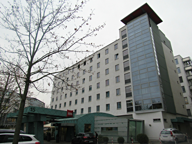 Fachada Hotel Ibis Stuttgart Alemanha - Ibis Stuttgart City