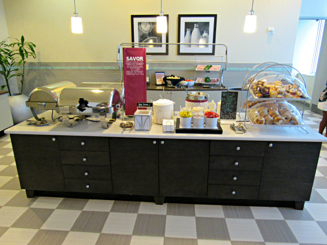 Hotel Hampton inn suites Miami brickell downtown breakfast pratos quentes pães - Hampton Inn & Suites by Hilton em Miami Brickell / Downtown