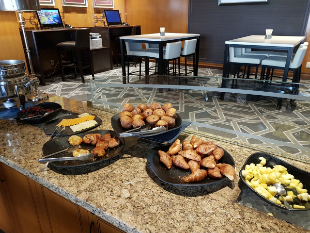 Le Centre Sheraton Montreal Hotel Café da Manhã Croissant Queijos - Hotel em Montreal: Le Centre Sheraton Montreal Hotel