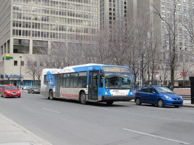 31 003 747expressbus 650x488 - Como ir do Aeroporto de Montreal ao Centro da cidade