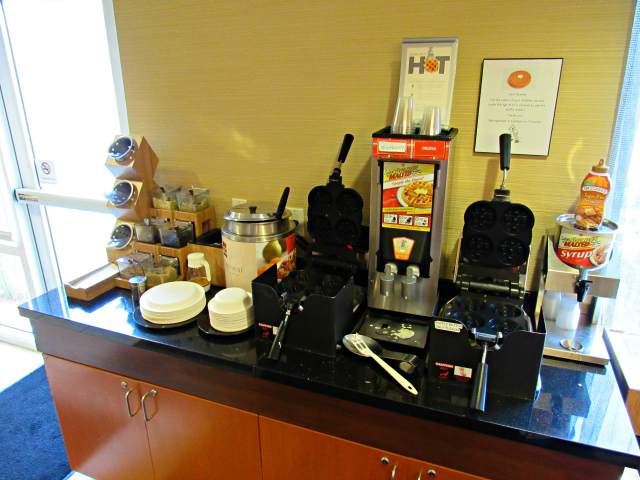 Hotel Fairfield Inn Suites by Marriott Titusville Kennedy Space Center Breakfast waffles - Hotel próximo ao Kennedy Space Center: Fairfield Inn and Suites by Marriott Titusville