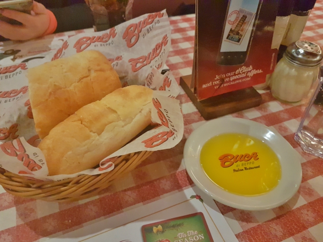 Restaurante Italiano Buca Di Beppo New York Times Square Pão Entrada - Buca di Beppo: Restaurante Italiano em New York