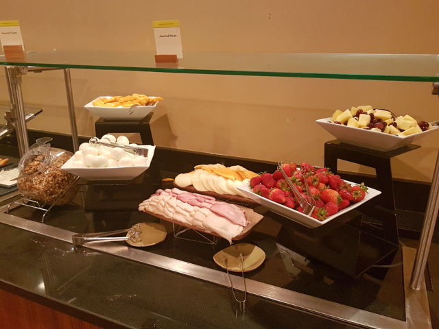 DoubleeTree by HIlton Hotel Orlando at SeaWorld Café Manhã Buffet Frios Frutas - Hotel em Orlando: DoubleTree by Hilton Hotel Orlando at SeaWorld