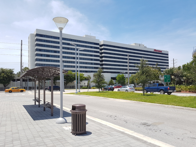 Hotel Sheraton Miami Airport Fachada Vista Mia Mover Station Parking Building - Hotel em Miami: Sheraton Miami Airport Hotel