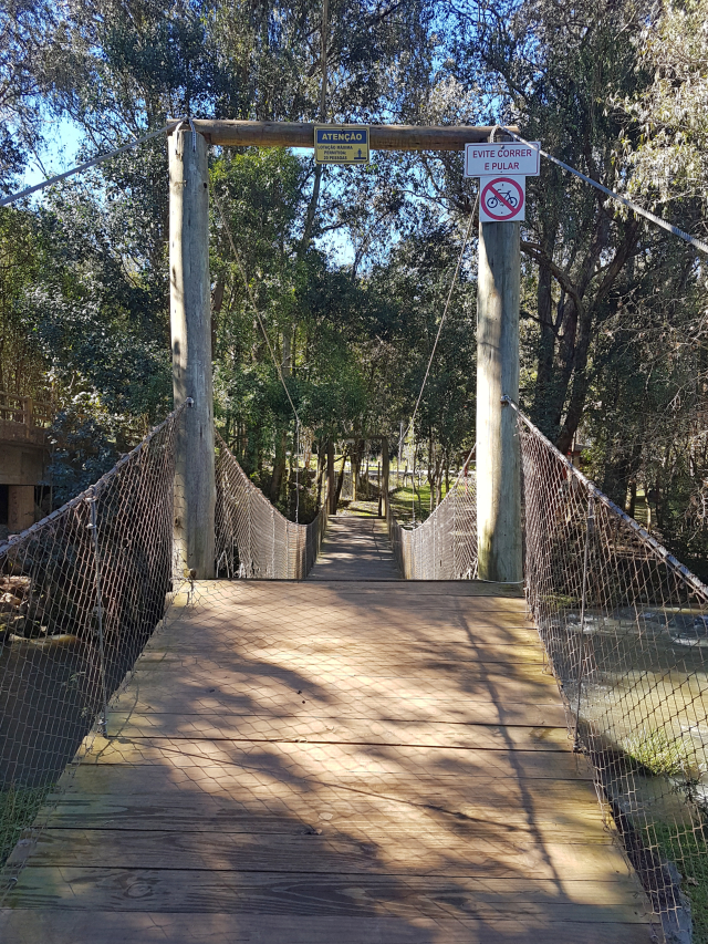 Parque Salto Ventoso Ponte suspensa para as churrasqueiras - Parque Salto Ventoso em Farroupilha na Serra Gaúcha
