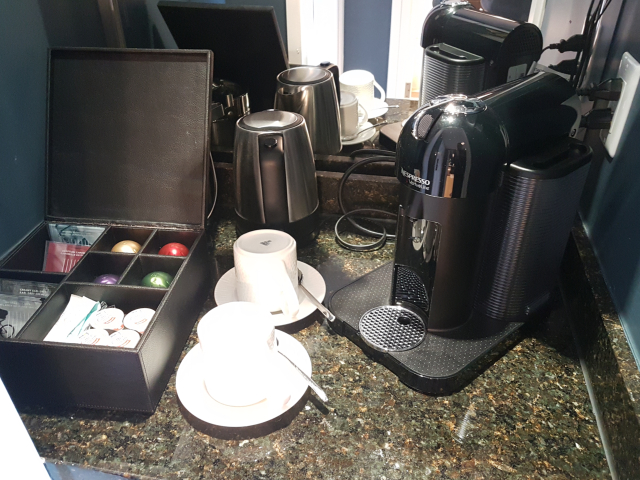 Hotel Fairmont Le Reine Elizabeth Mini bar nespresso - Fairmont Le Reine Elizabeth - Hotel em Montreal