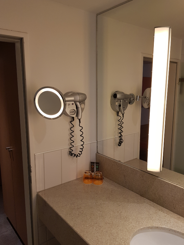 Dorint Würzburg Hotel - Espelho e Secador de Cabelo